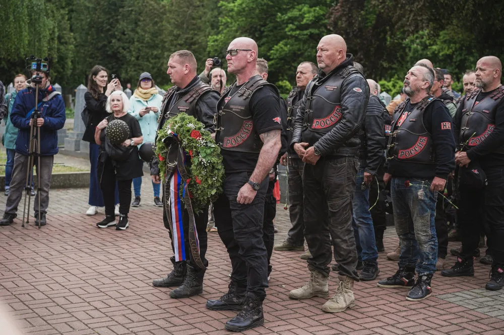 FOTOGALERIE: Vztyčené prostředníčky, karafiáty a ruské vlajky. Podívejte se, jak vypadala návštěva Nočních vlků na Olšanských hřbitovech