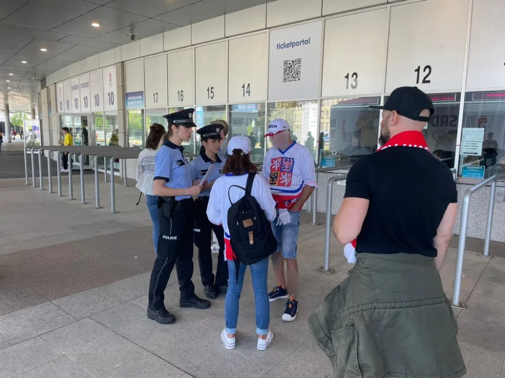 S podvedenými lidmi řeší policie před stadionem podání trestního oznámení.