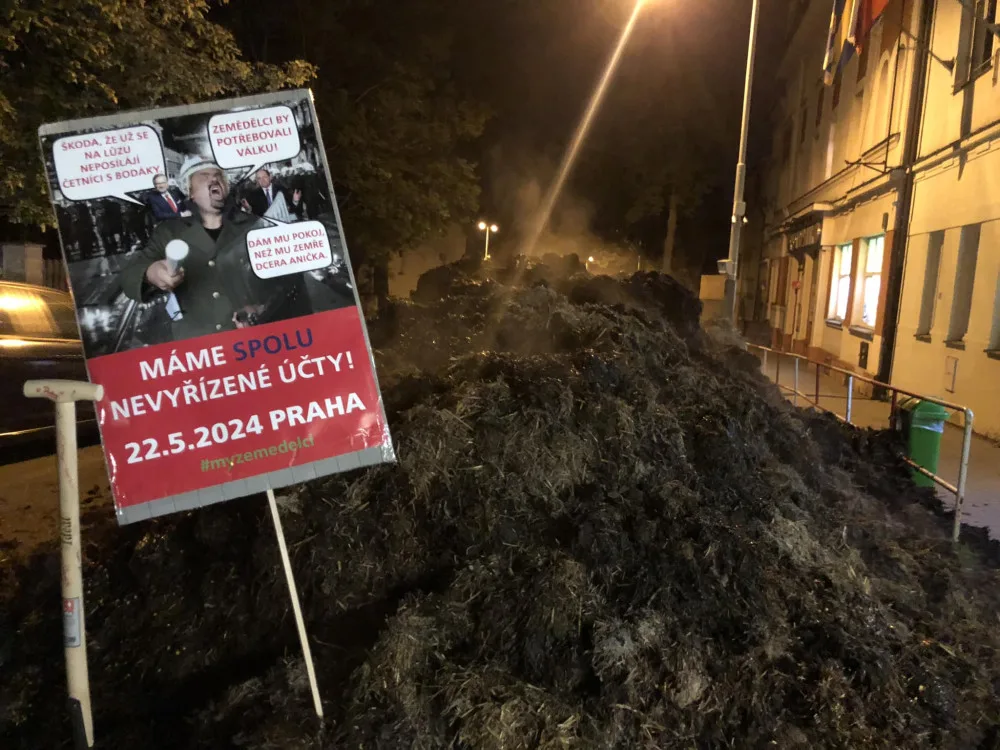 Novotnému před řeporyjský úřad vysypali hnůj. Máme spolu nevyřízené účty, hlásá cedule