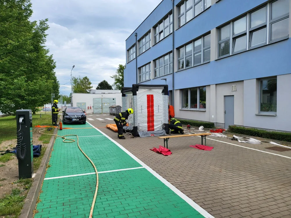 Z chemické laboratoře v Praze unikla nebezpečná látka, hasiči provedli dekontaminaci