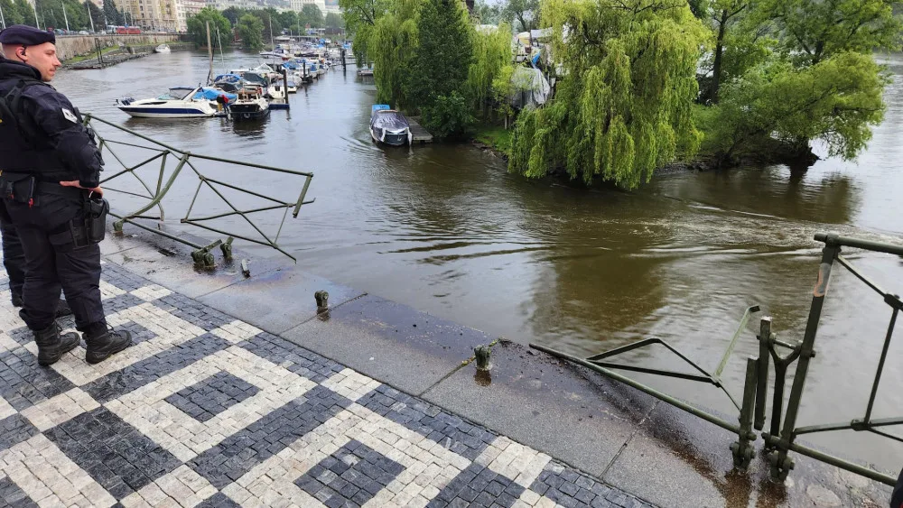 Do Vltavy sjelo z nábřeží auto, musí ho vytáhnout hasiči