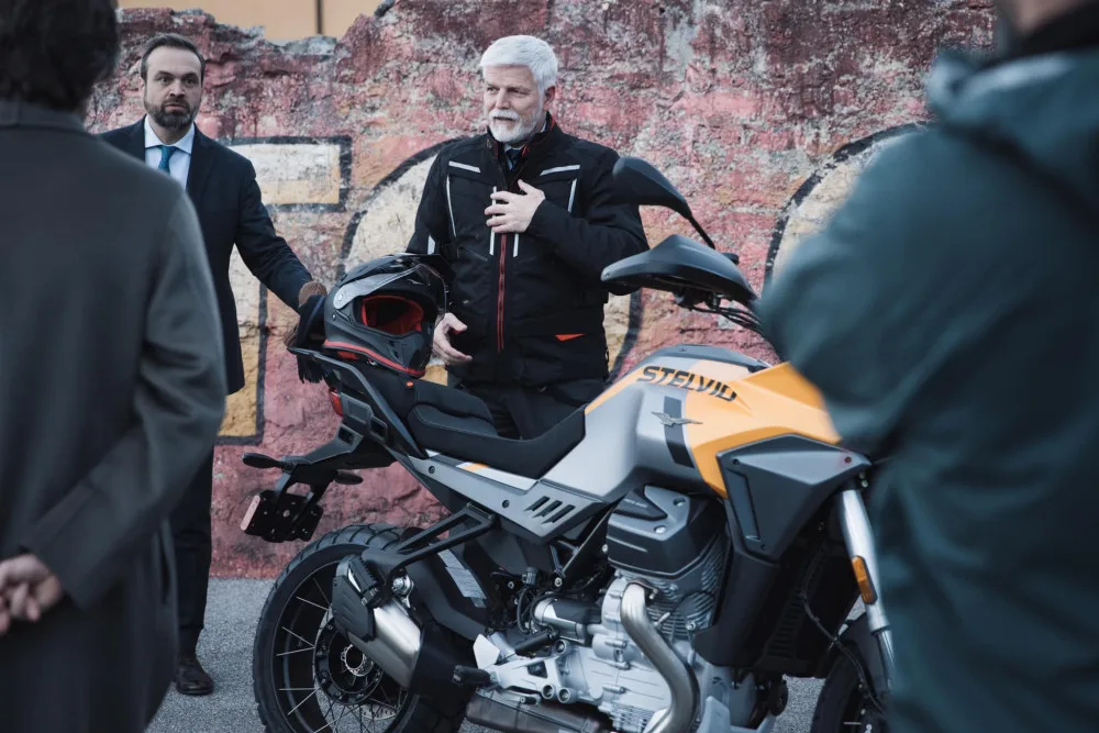 Prezident Pavel se zranil při jízdě na motorce, je v nemocnici