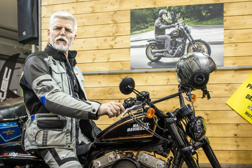 Prezidenta Pavla propustili z nemocnice, zranění z jízdy na motorce doléčí doma
