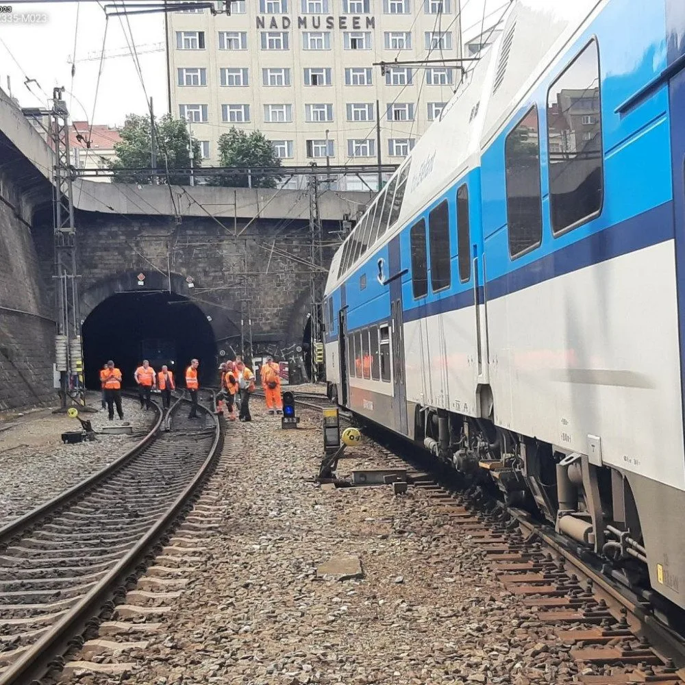 V Praze se srazil osobní vlak s lokomotivou, škoda je víc než sto milionů