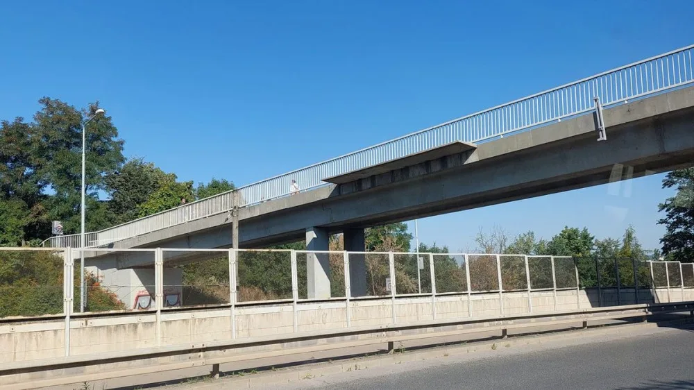 Silničáři podepřou v Praze 3 lávku pro pěší přes ulici Pod Krejcárkem