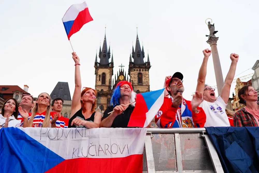 Na Staroměstském náměstí fandí českým hokejistům tisíce lidí