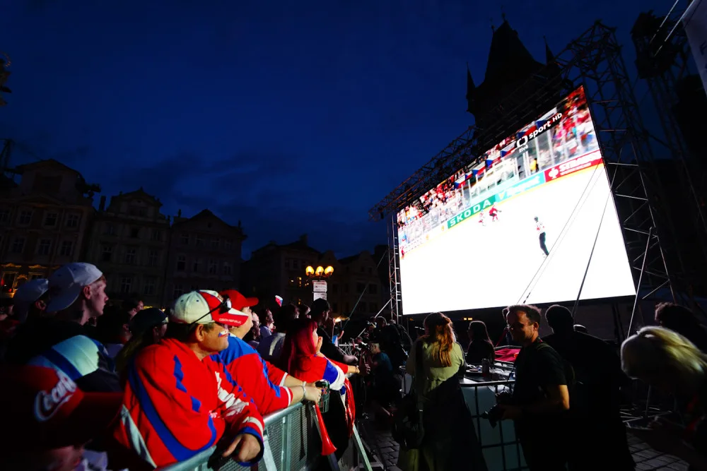 VIDEO: Na Staroměstském náměstí fandí českým hokejistům tisíce lidí. Záchranáři raději přistavili speciál Fénix