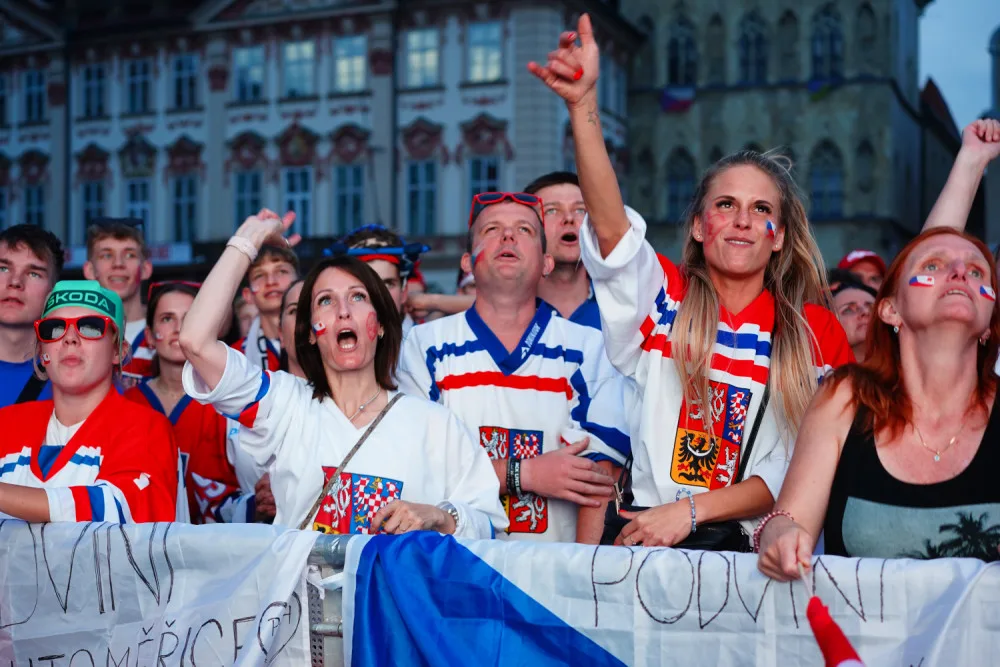 VIDEO: Na Staroměstském náměstí fandí českým hokejistům tisíce lidí. Záchranáři raději přistavili speciál Fénix