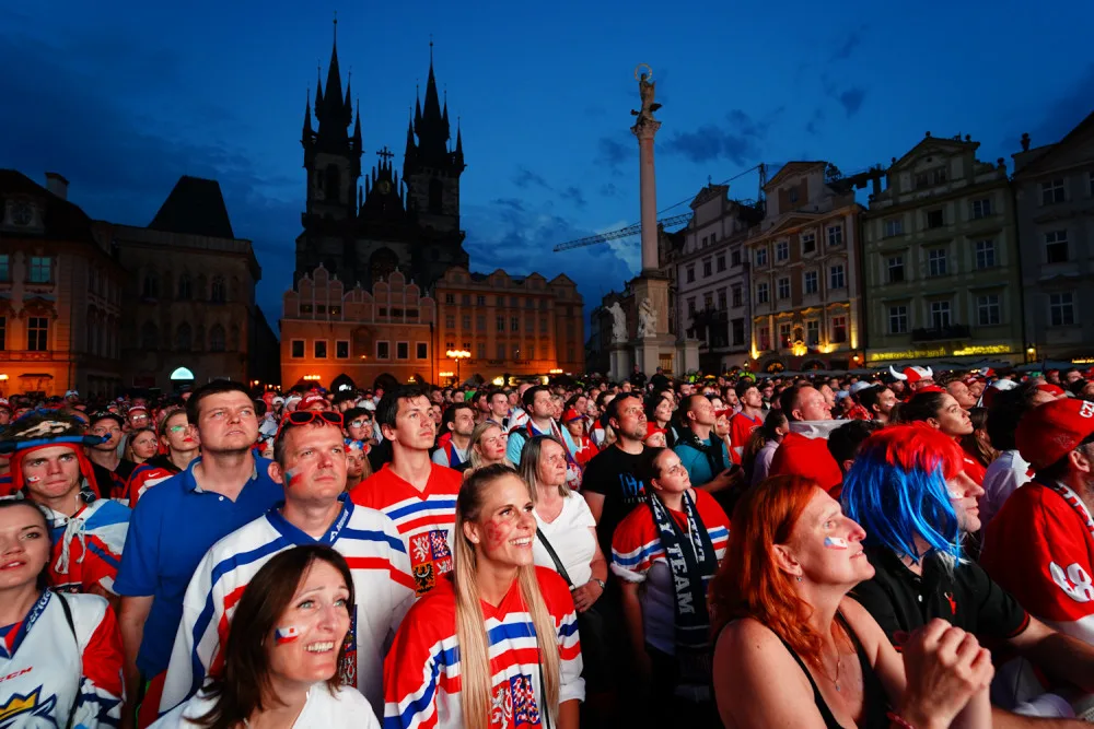 VIDEO: Na Staroměstském náměstí fandí českým hokejistům tisíce lidí. Záchranáři raději přistavili speciál Fénix