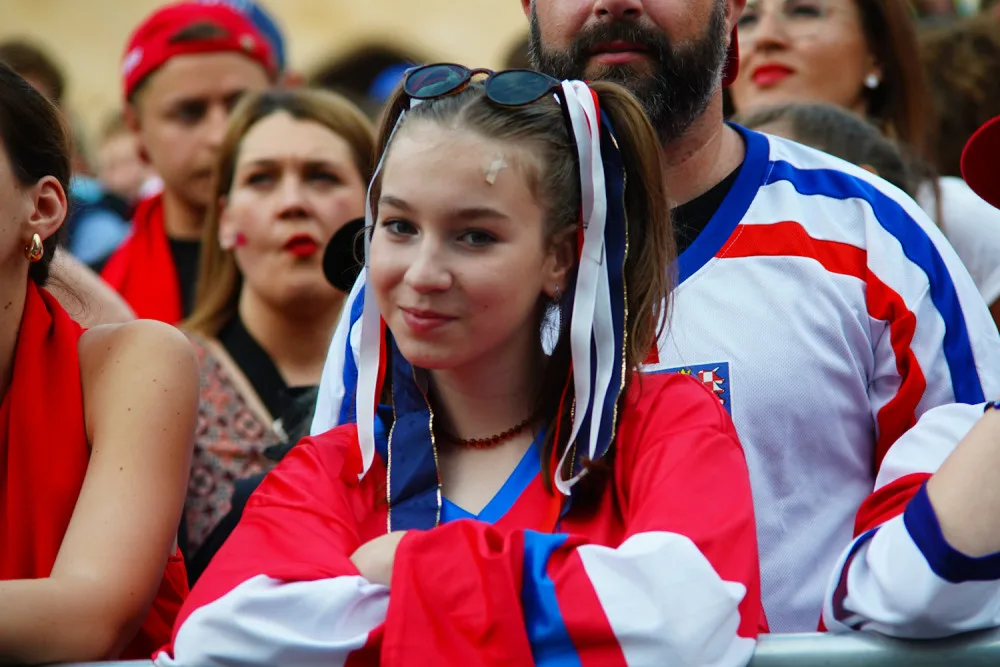 VIDEO: Na Staroměstském náměstí fandí českým hokejistům tisíce lidí. Záchranáři raději přistavili speciál Fénix