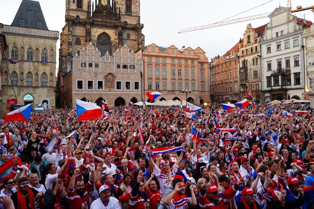 VIDEO: Na Staroměstském náměstí fandí českým hokejistům tisíce lidí. Záchranáři raději přistavili speciál Fénix