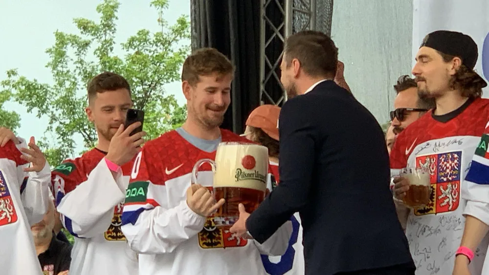 VIDEO: Kdo neskáče, není Čech! Tisíce fanoušků slaví v centru Prahy s českými hokejisty zlatou medaili