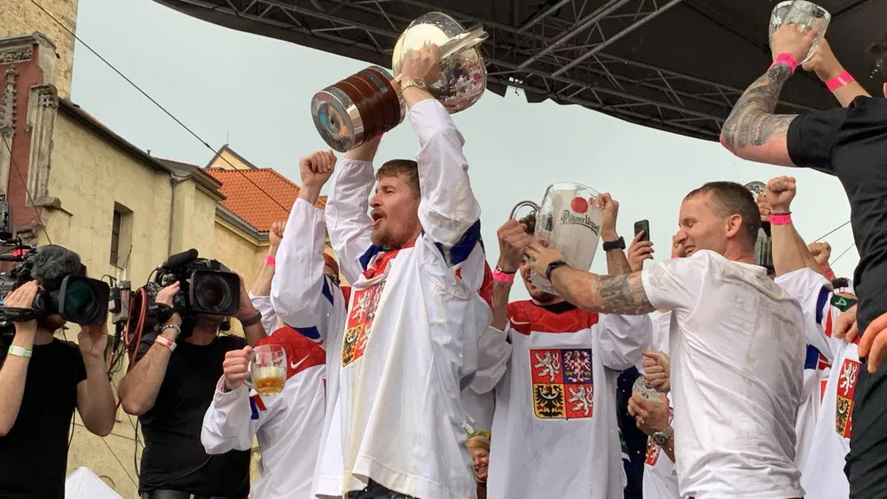 VIDEO: Kdo neskáče, není Čech! Tisíce fanoušků slaví v centru Prahy s českými hokejisty zlatou medaili