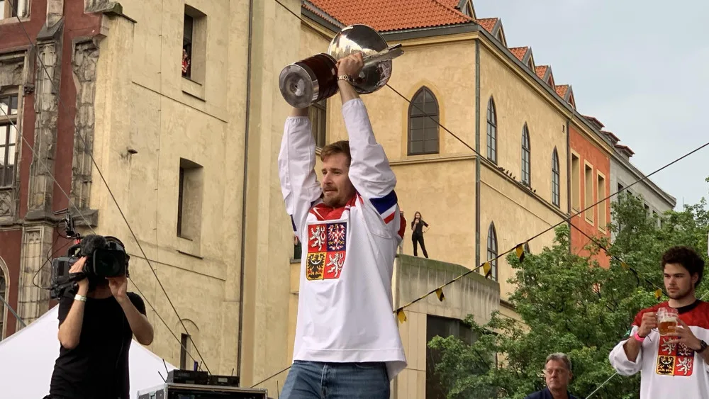 VIDEO: Kdo neskáče, není Čech! Tisíce fanoušků slaví v centru Prahy s českými hokejisty zlatou medaili
