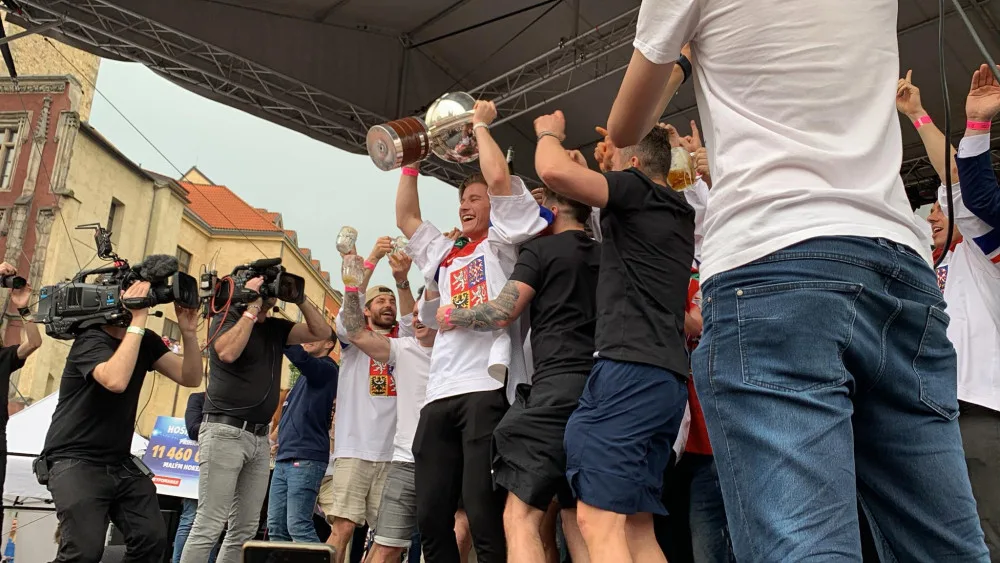 VIDEO: Kdo neskáče, není Čech! Tisíce fanoušků slaví v centru Prahy s českými hokejisty zlatou medaili