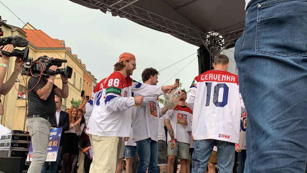VIDEO: Kdo neskáče, není Čech! Tisíce fanoušků slaví v centru Prahy s českými hokejisty zlatou medaili