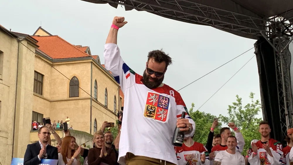 FOTOGALERIE: Pivní sprcha, šampaňské v poháru. Zlatí hoši řádili na Staroměstském náměstí