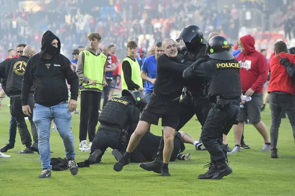 Někteří fanoušci napadali na hřišti i policejní těžkooděnce