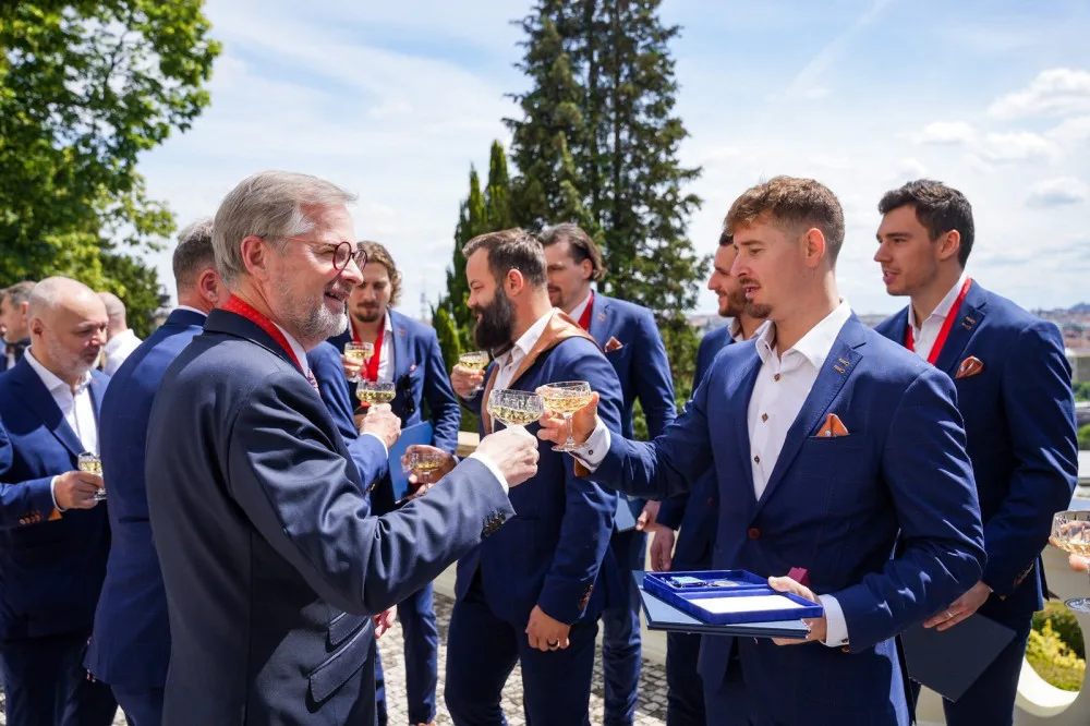 Premiér dal hokejistům pamětní medaili Karla Kramáře.