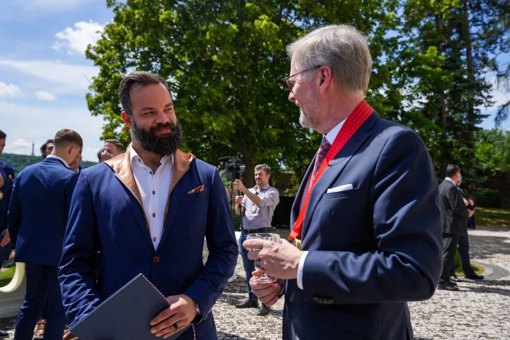 Je to fantastická reklama pro Českou republiku. Premiér Fiala ocenil zlaté hokejisty medailí Karla Kramáře