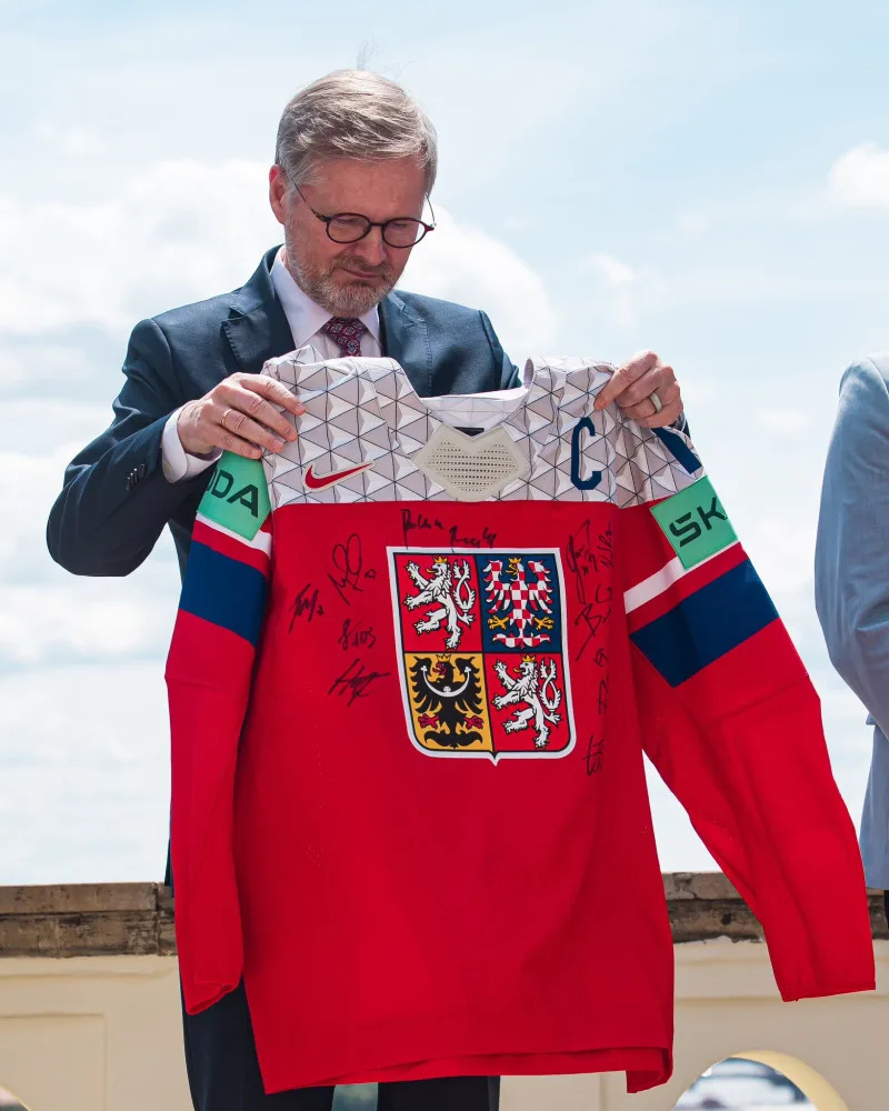 Je to fantastická reklama pro Českou republiku. Premiér Fiala ocenil zlaté hokejisty medailí Karla Kramáře