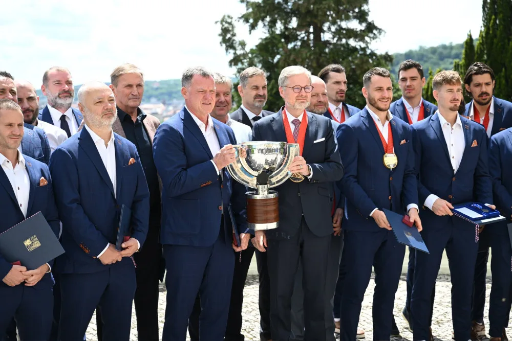 Je to fantastická reklama pro Českou republiku. Premiér Fiala ocenil zlaté hokejisty medailí Karla Kramáře
