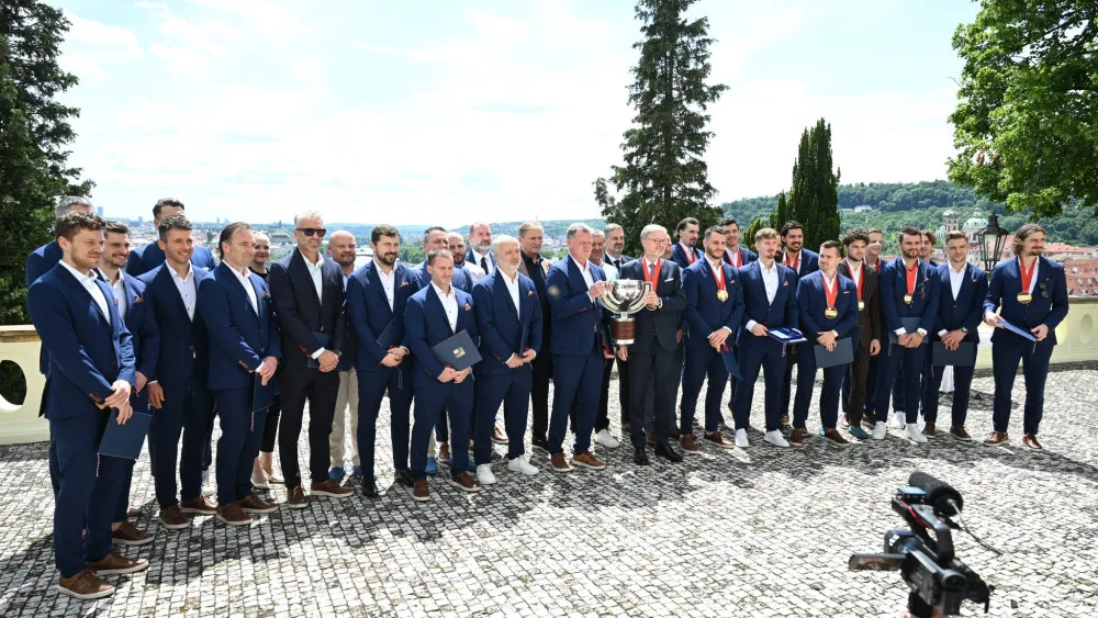 Je to fantastická reklama pro Českou republiku. Premiér Fiala ocenil zlaté hokejisty medailí Karla Kramáře