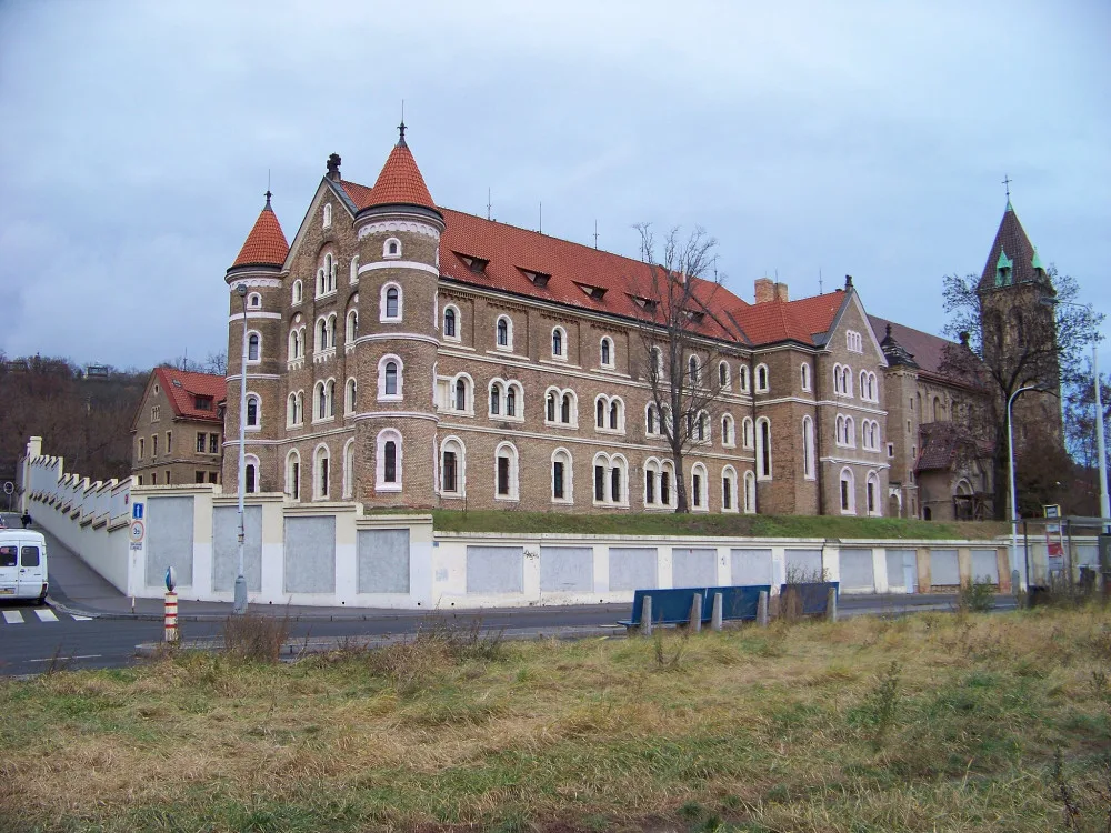 Klášter svatého Gabriela v Holečkově ulici.