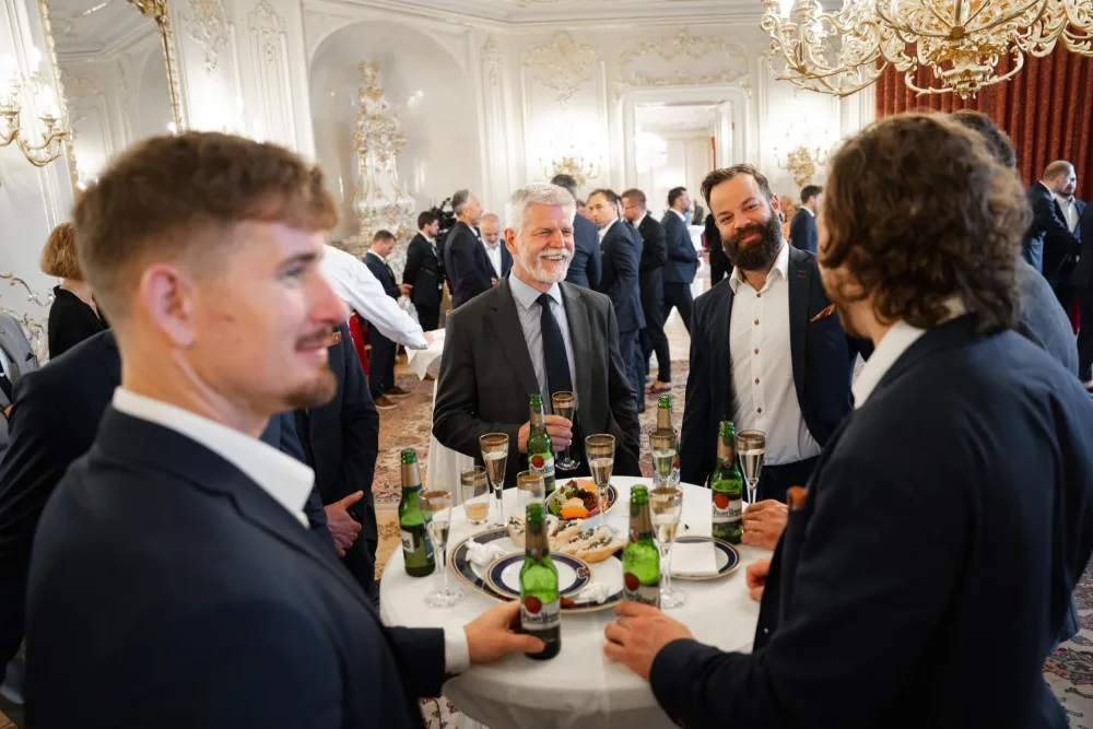 Prezident Pavel přijal na Pražském hradě zlaté hokejisty, dostal medaili, dres a hokejku