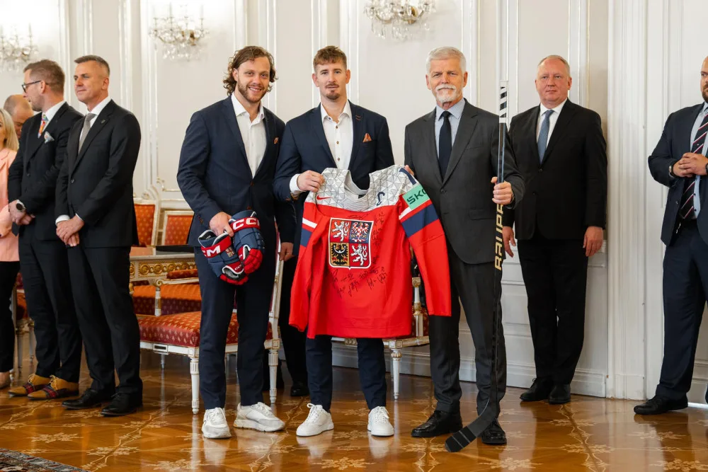 Prezident Pavel přijal na Pražském hradě zlaté hokejisty, dostal medaili, dres a hokejku