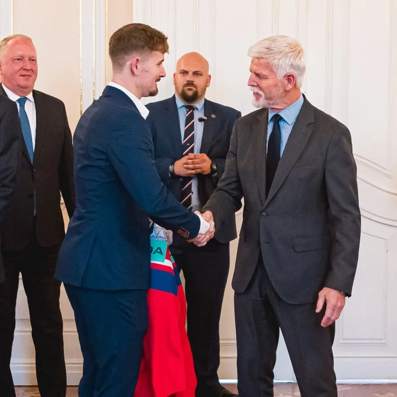 Prezident Pavel přijal na Pražském hradě zlaté hokejisty, dostal medaili, dres a hokejku
