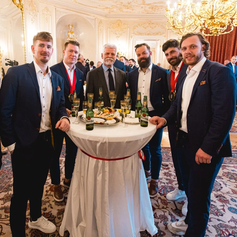 Prezident Pavel přijal na Pražském hradě zlaté hokejisty, dostal medaili, dres a hokejku