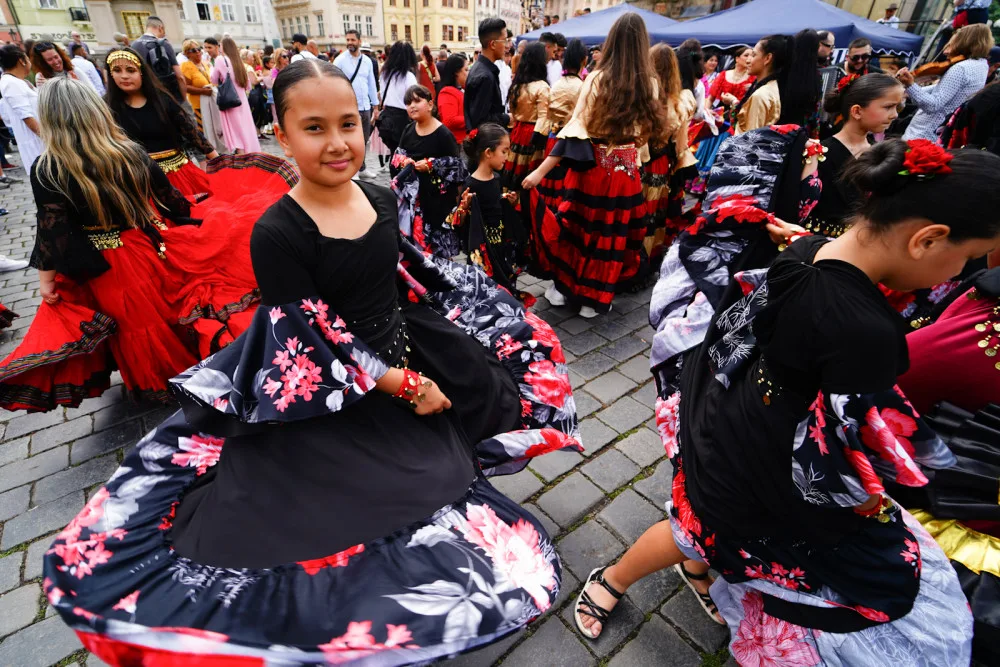 FOTOGALERIE: Prahou prošli v rámci festivalu Khamoro romští hudebníci a tanečnice