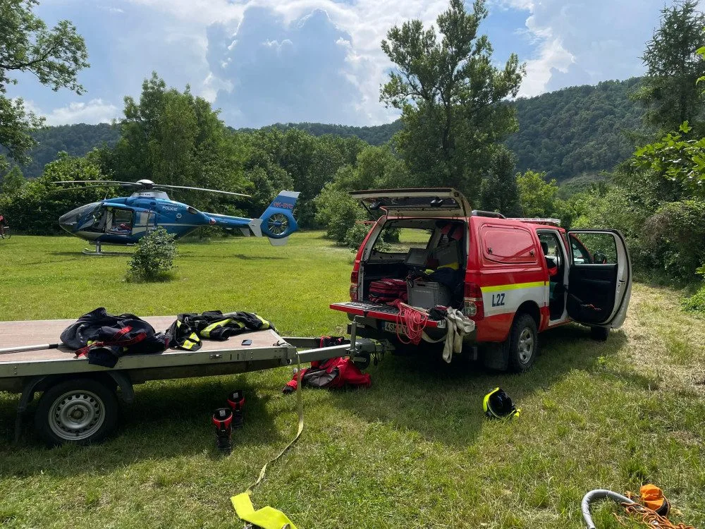 Na jezu v Karlštejně se převrátila loď, zraněné dítě letecky transportovali do Motola