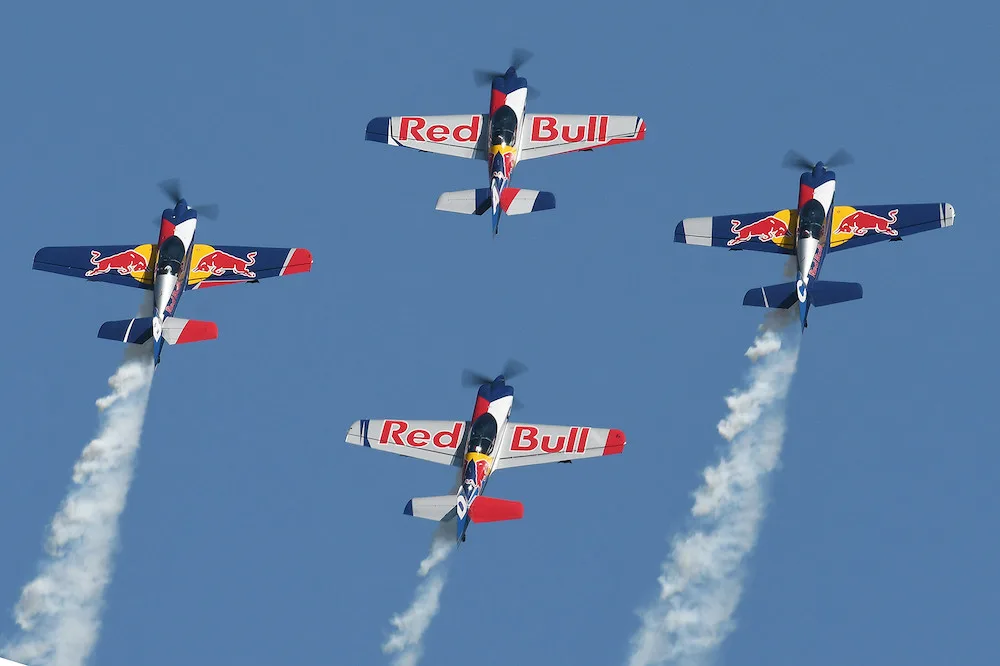 Aviatická pouť nabídne gripeny, akrobacii nebo vzácná historická letadla. Přiletí i skokan z vesmíru Felix Baumgartner.