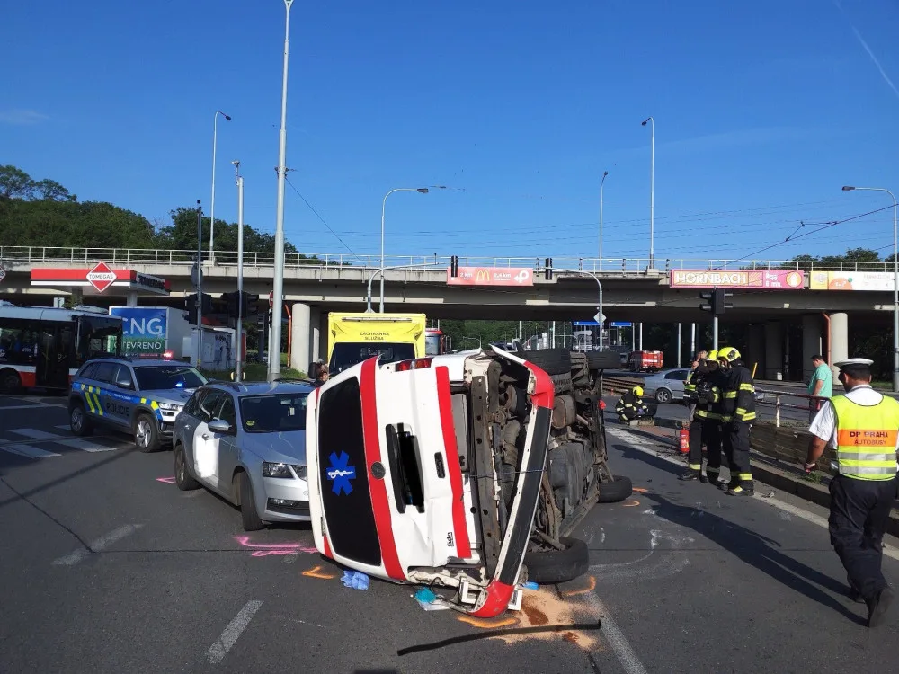 Na Plzeňské ulici havarovala sanitka a tři auta, doprava do centra stojí