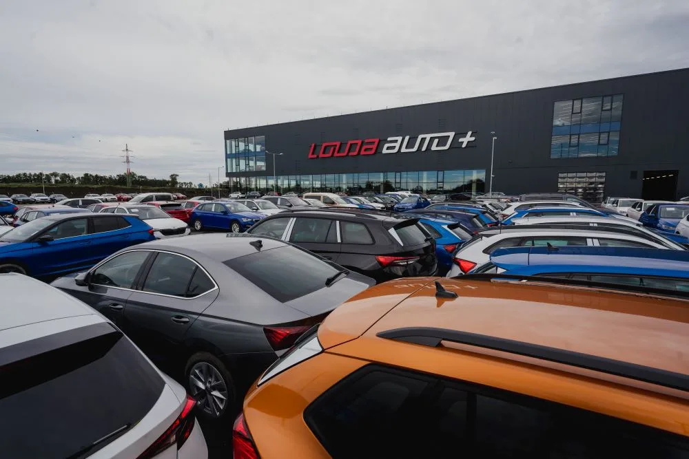 Louda Auto otevřel v Poděbradech největší autosalon předváděcích, zánovních a ojetých vozů v Evropě