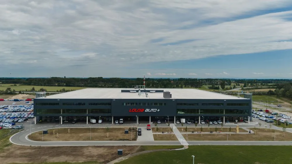 Louda Auto otevřel v Poděbradech největší autosalon předváděcích, zánovních a ojetých vozů v Evropě