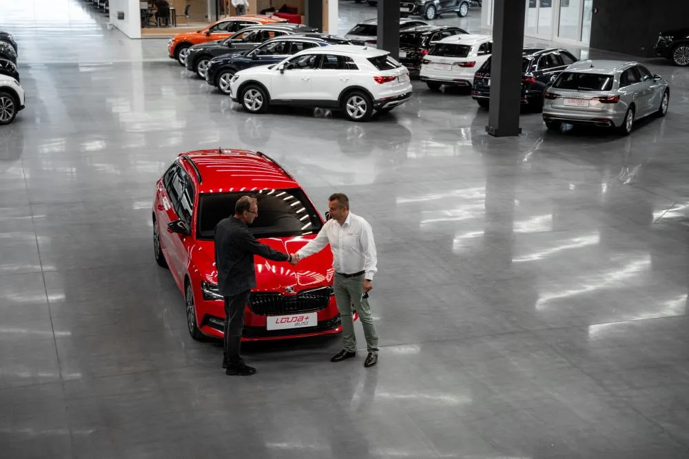 Louda Auto otevřel v Poděbradech největší autosalon předváděcích, zánovních a ojetých vozů v Evropě