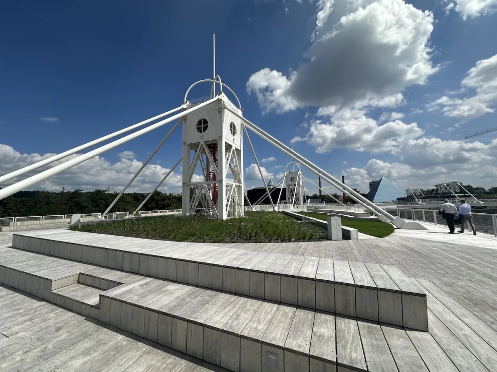 Terasy Křižíkových pavilonů prošly rekonstrukcí. Nápad na kluziště nevyšel