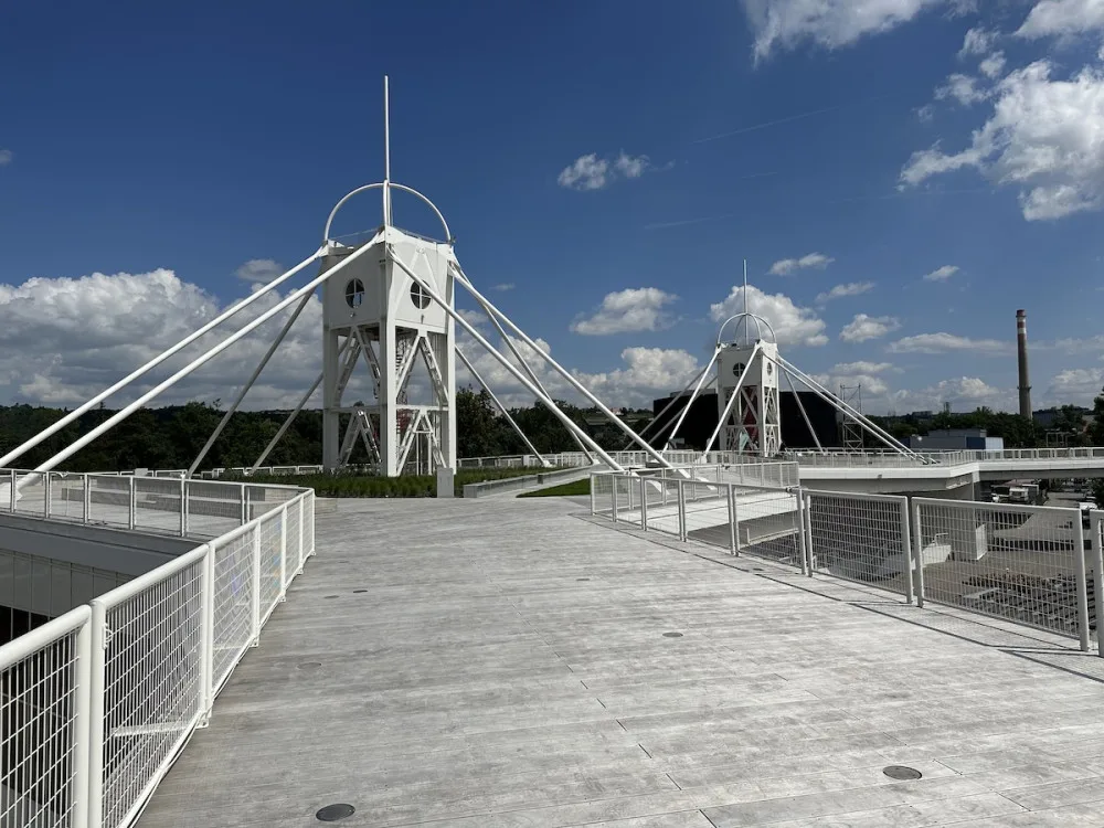 Terasy Křižíkových pavilonů prošly rekonstrukcí. Nápad na kluziště nevyšel