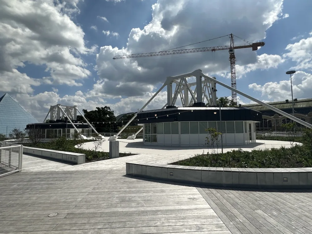Terasy Křižíkových pavilonů prošly rekonstrukcí. Nápad na kluziště nevyšel