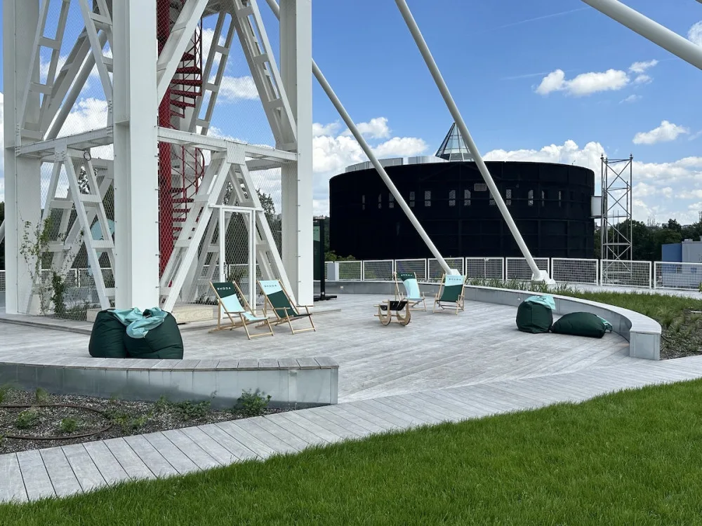 Terasy Křižíkových pavilonů prošly rekonstrukcí. Nápad na kluziště nevyšel