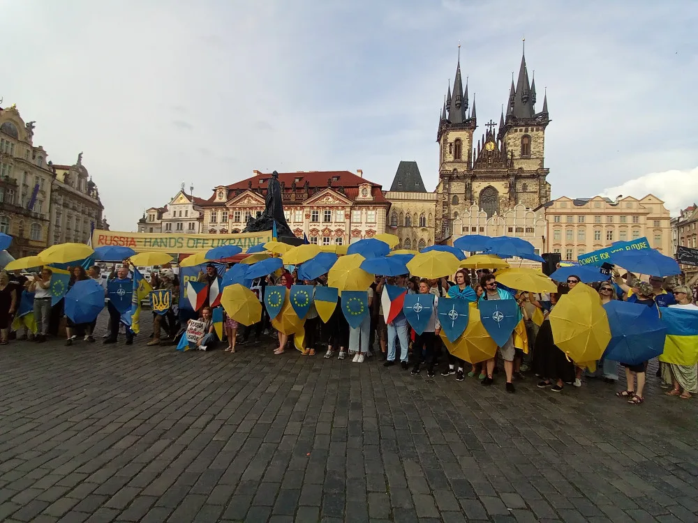 Lidé si přinesli žluté a modré deštníky
