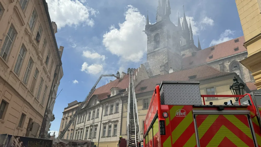 V historickém centru Prahy hoří střecha domu, na místě je pět jednotek hasičů