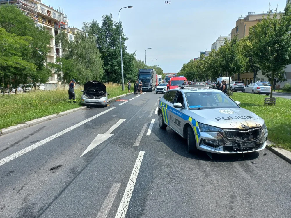 VIDEO: Hořící auto ujíždělo pražskou ulicí. Policisté ho zastavili vlastním vozem