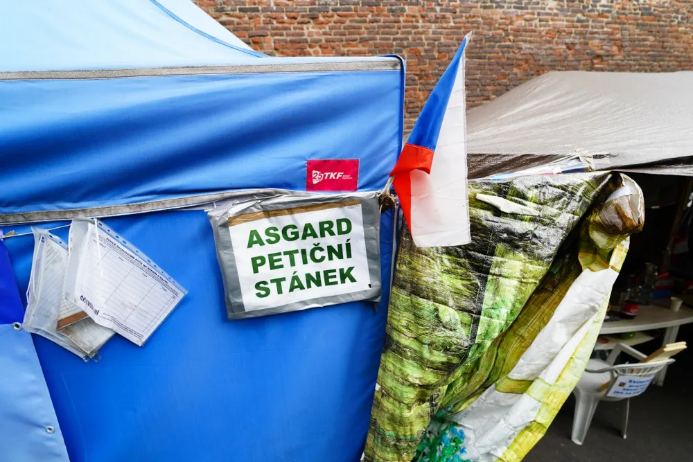 VIDEO: Petiční stánek u úřadu vlády zakryli plotem, začne vyklízení. Nedostanou se k nám vozíčkáři, stěžuje si Thor