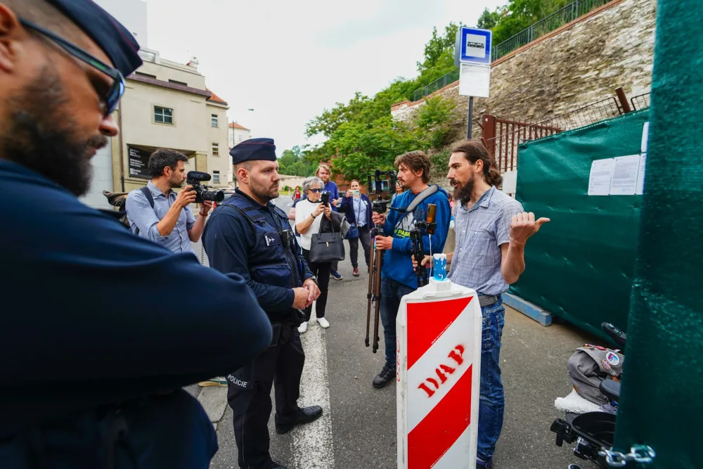 VIDEO: Petiční stánek u úřadu vlády zakryli plotem, začne vyklízení. Nedostanou se k nám vozíčkáři, stěžuje si Thor