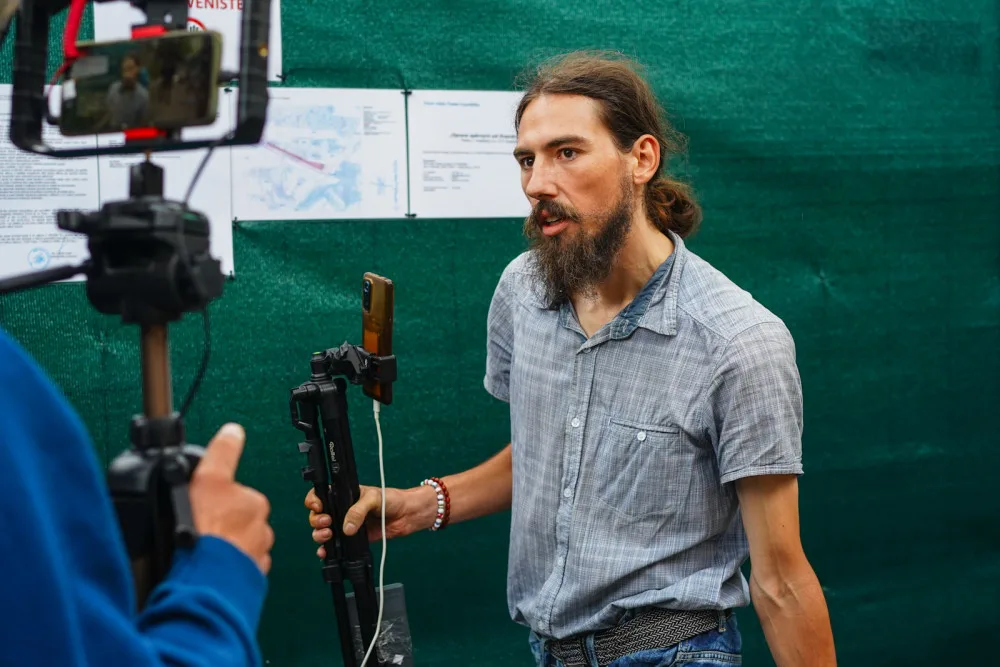 VIDEO: Petiční stánek u úřadu vlády zakryli plotem, začne vyklízení. Nedostanou se k nám vozíčkáři, stěžuje si Thor