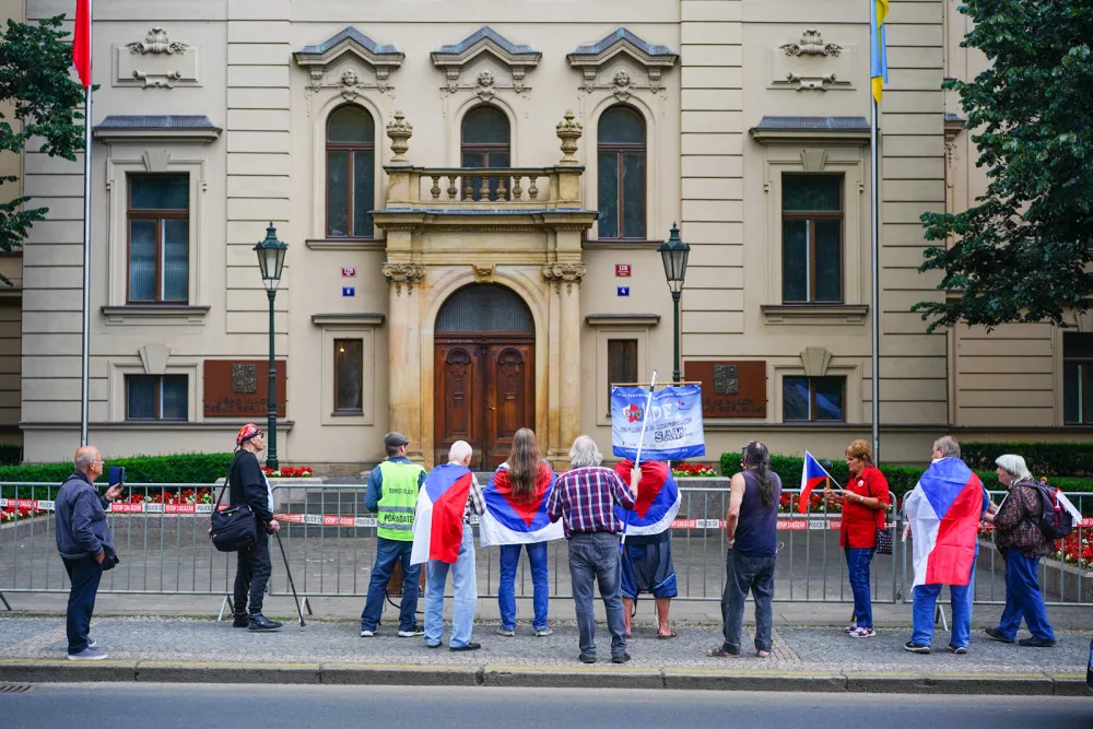 VIDEO: Petiční stánek u úřadu vlády zakryli plotem, začne vyklízení. Nedostanou se k nám vozíčkáři, stěžuje si Thor
